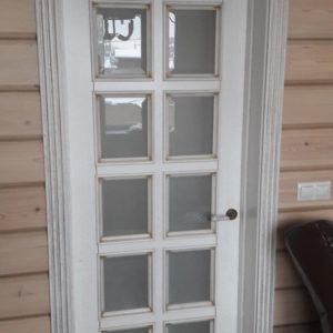 двери деревянные со стеклом